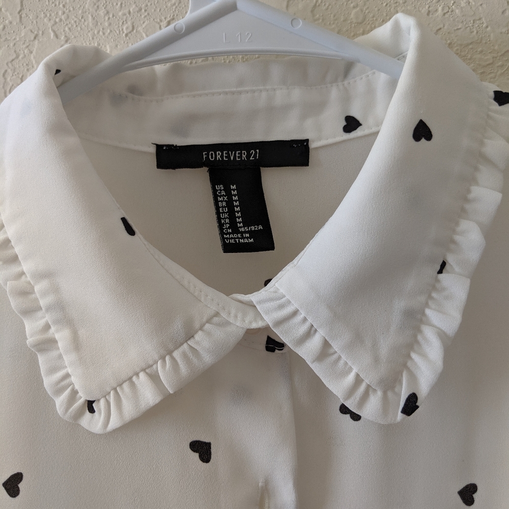 Medium Forever 21 vintage collar heart top